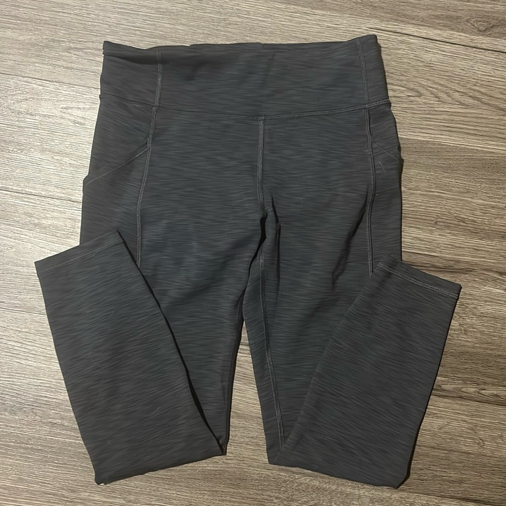 Heathered grey women’s lululemon Capri leggings size 8